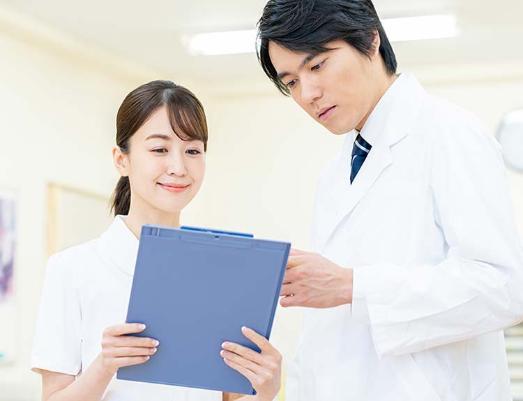 医師と看護師のイメージ写真